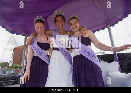 England, Kent, Margate, Margate Carnival, Gruppenporträt von Miss Minster Carnival Queen und ihren Ehrenmädchen Stockfoto