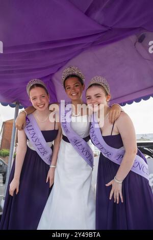 England, Kent, Margate, Margate Carnival, Gruppenporträt von Miss Minster Carnival Queen und ihren Ehrenmädchen Stockfoto