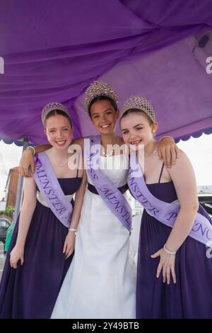 England, Kent, Margate, Margate Carnival, Gruppenporträt von Miss Minster Carnival Queen und ihren Ehrenmädchen Stockfoto