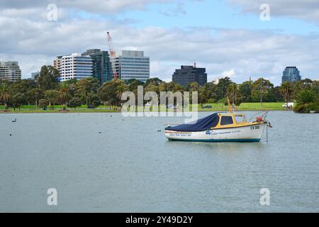 Ein Boot des Albert Park Yacht Club auf dem Albert Park Lake im inneren Melbourne Vorort Albert Park, Victoria, Australien. Stockfoto