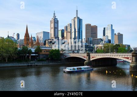 Blick über den Yarra River zur Princes Bridge, zur Yarra Queen und zur Skyline von Melbourne City von Southbank, Melbourne, Victoria, Australien. Stockfoto