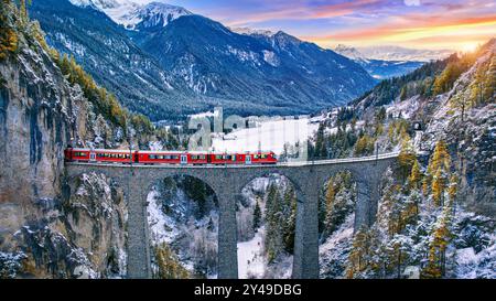 Luftaufnahme des Zuges durch den berühmten Berg in Filisur, Schweiz. Landwasser Viadukt Weltkulturerbe mit Zug Express in Schweizer Alpen Schnee Stockfoto