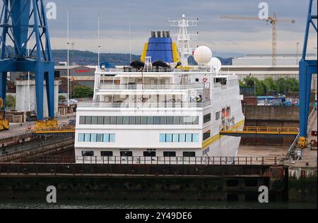 Belfast, Großbritannien. September 2024: Kreuzfahrtschiff in Harland & Wolff Trockendock. Die Reederei, Bauherr der Titanic, tritt in die Verwaltung ein, ein britisches Insolvenzverfahren, für 2. Zeit in 5 Jahren. Seit ihrer Gründung im Jahr 1861 stiegen 2.000 Schiffe, Offshore-Schiffe oder Stahlkonstruktionen in Appledore & Befast H&W Shipyards an. Schiffbau und Schiffsreparatur waren ein wichtiger Teil der industriellen Geschichte des nordirischen Hafens. Vor kurzem hat die Werft Verzögerungen auf dem Wohnschiff Villa Vie Residences Odyssey erlitten und wartet monatelang auf endlose Kreuzfahrten. Quelle: Kevin Izorce/Alamy Live News Stockfoto