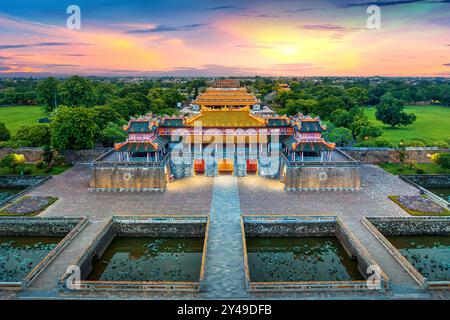 Luftaufnahme des Meridian Gate Hue bei Sonnenuntergang in Vietnam. Stockfoto