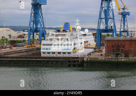 Belfast, Großbritannien. September 2024: Kreuzfahrtschiff in Harland & Wolff Trockendock. Die Reederei, Bauherr der Titanic, tritt in die Verwaltung ein, ein britisches Insolvenzverfahren, für 2. Zeit in 5 Jahren. Seit ihrer Gründung im Jahr 1861 stiegen 2.000 Schiffe, Offshore-Schiffe oder Stahlkonstruktionen in Appledore & Befast H&W Shipyards an. Schiffbau und Schiffsreparatur waren ein wichtiger Teil der industriellen Geschichte des nordirischen Hafens. Vor kurzem hat die Werft Verzögerungen auf dem Wohnschiff Villa Vie Residences Odyssey erlitten und wartet monatelang auf endlose Kreuzfahrten. Quelle: Kevin Izorce/Alamy Live News Stockfoto