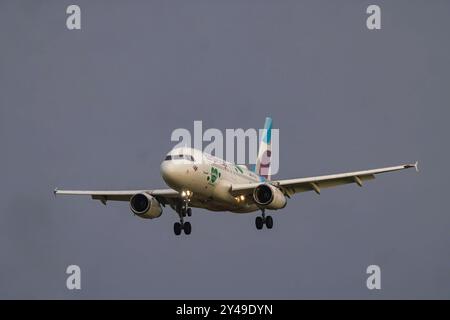 Flugzeug am Flughafen Zürich. LUFTFAHRZEUGKENNZEICHEN: 9H-EXQ, EUROWINGS EUROPE MALTA, AIRBUS A319-100. // 07.08.2024: Zürich, Schweiz *** Flugzeug am Flughafen Zürich Flugzeugregistrierung 9H EXQ, EUROWINGS EUROPE MALTA, AIRBUS A319 100 07 08 2024 Zürich, Schweiz Stockfoto