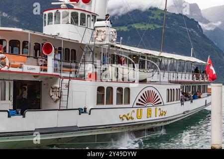 Schiffsanlegestelle Flüelen am Urisee, einem Teil des Vierwaldstättersees. Schaufelraddampfer URI. // 07.08.2024: Flüelen, Kanton URI, Schweiz, Europa *** Flüelen Landung am URI, Teil des Vierwaldstättersees Raddampfer URI 07 08 2024 Flüelen, Kanton URI, Schweiz, Europa Stockfoto