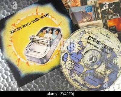 Musikausstellung - Beastie Boys Album CD Hello Nasty - gehämmerter Aluminium Hintergrund mit CD Cover Stockfoto