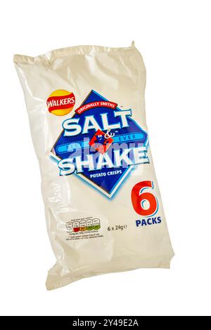 Eine 6er-Packung mit Walkers Salt & Shake Crisps, die ursprünglich von Smiths hergestellt wurden. Stockfoto