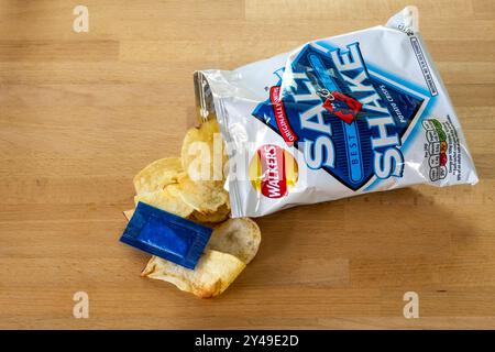 Eine Tüte Walkers Salt & Shake Chips, ursprünglich von Smiths hergestellt. Stockfoto