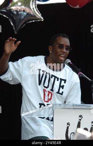 102804 besucht Sean 'P Diddy' Combs zu seinem 'Vote or die' Miami Dade Community College, um die Wähler der Minderheit zu ermutigen, am 2. November 2001 an den Wahlen teilzunehmen Stockfoto