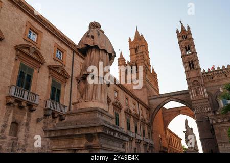 Statue und Kathedrale von Palermo im historischen Stadtzentrum Stockfoto
