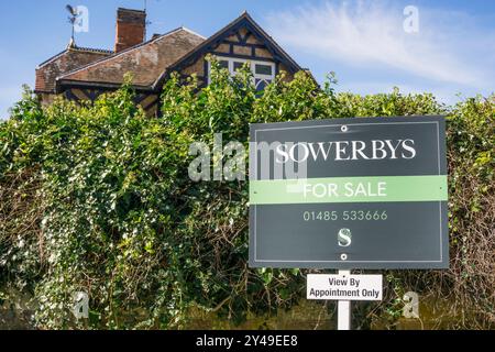 Sowerbys-Schild zum Verkauf mit Blick auf einen Termin vor einem großen Einfamilienhaus zum Verkauf in Wolferton auf dem königlichen Sandringham Estate. Stockfoto