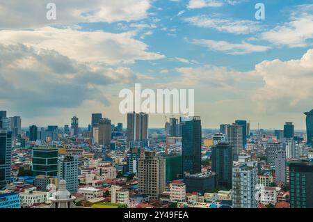 Stadtbild von Phnom Penh. Wolkenkratzer in der Innenstadt während der Regenzeit. Phnom Penh, Kambodscha. September 2024. © Kraig Lieb Stockfoto