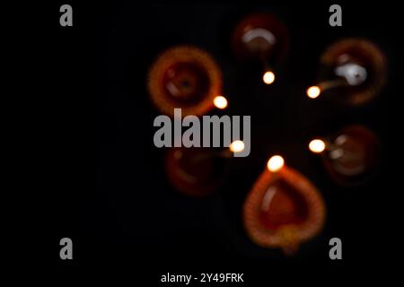 Happy Diwali - wunderschöne diwali Diya Lampen beleuchtet während der diwali Feier. Draufsicht Stockfoto