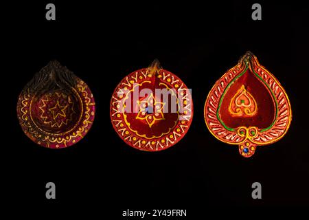 Nahaufnahme von diwali Ton diya Öl Lampen auf schwarzem Hintergrund. Indisches Festival Diwali. Stockfoto