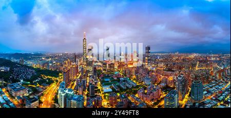 Panorama der Stadt und des nächtlichen Verkehrs in Taipei, Taiwan. Stockfoto