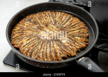 Gebratene Sardellen ( Hamsi Tava ), eine traditionelle türkische Delikatesse Stockfoto