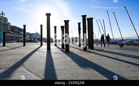 Brighton Vereinigtes Königreich 17. September 2024 - Hundeschlittenläufer genießen die Morgensonne an den Golden Spiral Säulen an der Küste von Brighton, da für den Rest der Woche in Teilen Großbritanniens ein wärmeres, sonniges Wetter prognostiziert wird. Die 24 gusseisernen Säulen der Golden Spiral waren ursprünglich Teil der Unterstruktur des West Pier: Credit Simon Dack / Alamy Live News Stockfoto