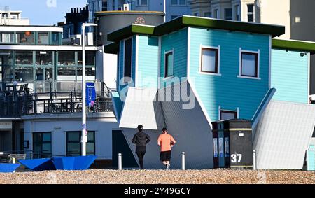 Brighton Großbritannien 17. September 2024 - Läufer am frühen Morgen genießen die Herbstsonne an der Küste von Brighton, da für den Rest der Woche warmes, sonniges Wetter in Teilen Großbritanniens prognostiziert wird: Credit Simon Dack / Alamy Live News Stockfoto