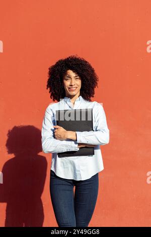 Geschäftsfrau mit Mappe auf der Straße Stockfoto