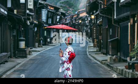 Asiatische Frau mit traditionellem japanischen Kimono im Narai Juku in Nagano, Japan. Übersetzung: „Narai Juku Dorf“. Stockfoto