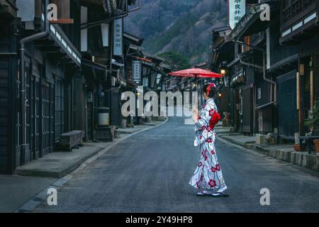 Asiatische Frau mit traditionellem japanischen Kimono im Narai Juku in Nagano, Japan. Stockfoto