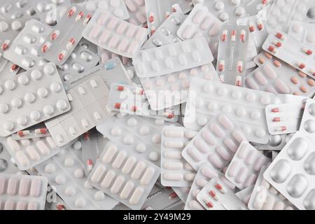 Großer Haufen von vielen verschiedenen Pillen und Tabletten Packungen und Blisterpackungen Stockfoto
