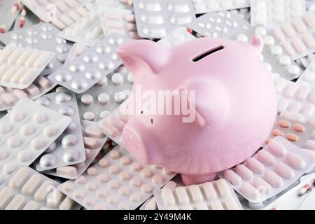 Rosa Schweinebank auf großen Haufen von vielen verschiedenen Pillen und Tabletten Packungen für Sparen und Gesundheitskonzept Stockfoto