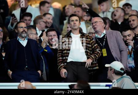 Wrexham Miteigentümer Rob McElhenney (Mitte) mit CEO Michael Williamson (links) und Direktor Shaun Harvey (rechts) in den Tribünen vor dem Spiel der Sky Bet League One in St Andrew's @ Knighthead Park, Birmingham. Bilddatum: Montag, 16. September 2024. Stockfoto