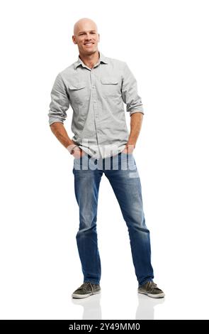 Mode, glücklich und Porträt eines Mannes im Studio mit Zuversicht für eine harte Karriere in der Tischlerei. Lächeln, Person und männlicher Industriearbeiter mit Stil für Stockfoto