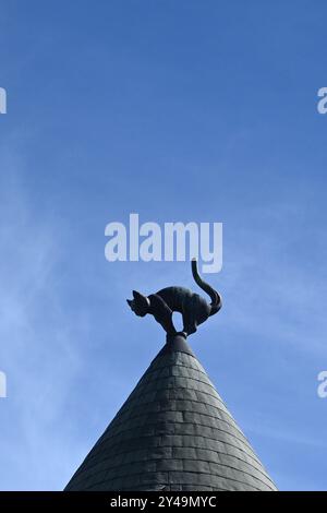 Katzenhaus in Riga, Lettland. Die Katzenskulptur auf dem Dach des Katzenhauses in Riga. Stockfoto