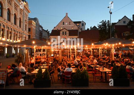 Riga, Lettland - 22. Juli 2024: Menschen im Café im Zentrum von Riga. Stockfoto