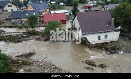 Die Pegel sinken in Tschechien. Das Ausmaß der schlimmen Flutkatastrophe wird immer mehr sichtbar. Als Hotspot entwickelt sich das Altvatergebirge. Der Fluss Bala Glucholaska führte ein massives Jahrhunderthochwasser. Die Schäden sind gewaltig und mit dem Ahrtalhochwasser vergleichbar. Im Ort Mikulovice deutsch Niklasdorf stehen die Menschen teilweise vor den Trümmern ihrer Häuser. Die Flut beschädigte Wohnhäuser so massiv, dass sie unbewohnbar sind. Häuserkanten wurden weggespült. Die Infrastruktur stark beschädigt. Brücken wurden weggerissen, Straßen wurden vom Wasser verschluckt. In Wohngeb Stockfoto