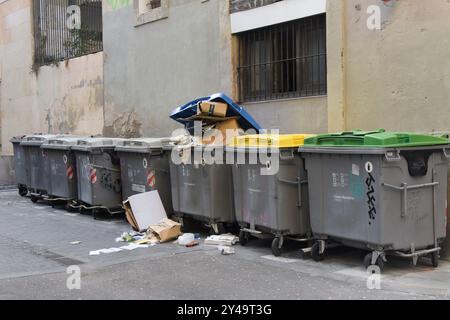 Müllcontainer und Recyclingbehälter. Barcelona, Katalonien, Spanien. Stockfoto