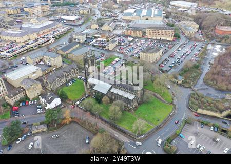 Luftbild des Stadtzentrums der Stadt Halifax in West Yorkshire mit einer Kirche und einem Kirchhof Stockfoto