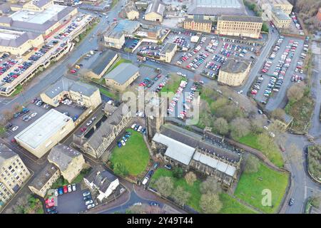 Luftbild des Stadtzentrums der Stadt Halifax in West Yorkshire mit einer Kirche und einem Kirchhof Stockfoto