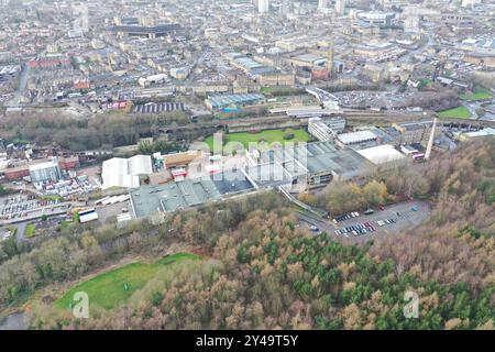 Luftbild des Stadtzentrums der Stadt Halifax in Calderdale West Yorkshire, das die Fabrik von Nestle UK Ltd zeigt und den Bahnhof entlang zeigt Stockfoto