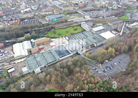 Luftbild des Stadtzentrums der Stadt Halifax in Calderdale West Yorkshire, das die Fabrik von Nestle UK Ltd zeigt und den Bahnhof entlang zeigt Stockfoto