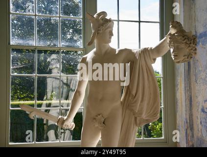 Aus nächster Nähe ein Abguss von Antonio Canovas Original-Statue von Perseus, der den abgetrennten Kopf der Medusa in Knole House, Sevenoaks, Vereinigtes Königreich. Stockfoto