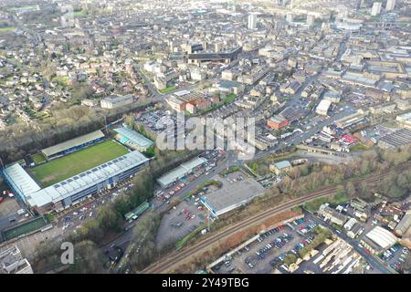 Luftbild des Halifax Town Football Club, bekannt als The Shay, der sich in der Calderdale-Ära von Halifax in West Yorkshire befindet und das Stadion und das Stadion zeigt Stockfoto