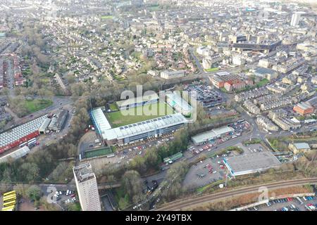 Luftbild des Halifax Town Football Club, bekannt als The Shay, der sich in der Calderdale-Ära von Halifax in West Yorkshire befindet und das Stadion und das Stadion zeigt Stockfoto