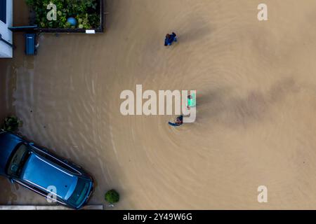 Kapelln, Österreich. September 2024. In der niederösterreichischen Stadt Kapelln waten Menschen durch ein Wohngut im Hochwasser (Luftbild mit Drohne). In Österreich geht das Hochwasser leicht zurück, aber die Lage ist weiterhin angespannt, und es besteht immer noch die Gefahr von Staudammbrüchen und Erdrutschen. Quelle: Christoph Reichwein/dpa/Alamy Live News Stockfoto