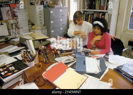 Elizabeth und David Emanuel Modedesigner 1981. Der Emanuel Shop, ihr Studio in der Brook Street. Das Hochzeitskleid von Emanuel, Prinzessin Diana. London, England, Großbritannien 1980er Jahre HOMER SYKES. Stockfoto
