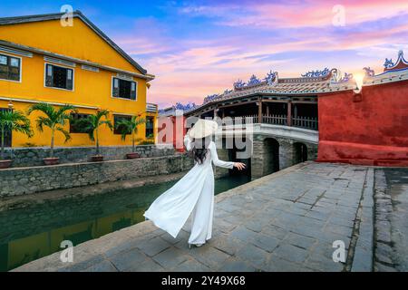 Asiatische Frau mit traditioneller vietnamesischer Kultur in Hoi an, Vietnam. Stockfoto