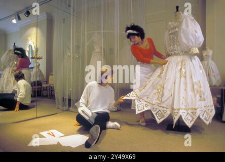 Elizabeth und David Emanuel Modedesigner 1981. Der Emanuel Shop, ihr Studio, das ein Zimmer in der Brook Street, London, ausprobiert. Das Hochzeitskleid von Emanuel, Prinzessin Diana. England Großbritannien 1980er Jahre HOMER SYKES. Stockfoto