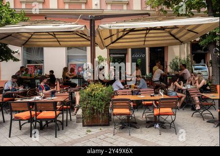 Cafes und Restaurants am Marktplatz in Novi Sad in der Fußgängerzone von Novi Sad Novi Sad Deutschland *** Cafés und Restaurants auf dem Marktplatz in Novi Sad in der Fußgängerzone von Novi Sad Novi Sad Deutschland Stockfoto
