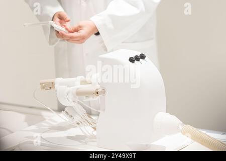 Ferngesteuerte Manipulatorroboterhand für Biopsie im MRT-Scangerät Stockfoto