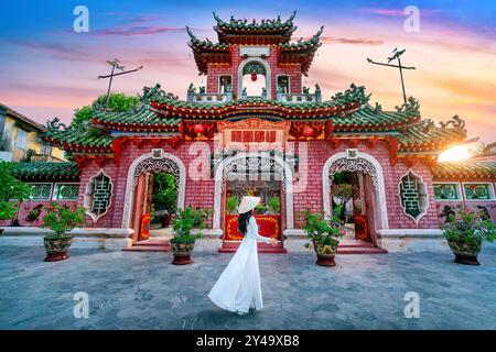 Touristenspaziergang in der Fukian Assembly Hall in der alten Stadt Hoi an, Vietnam. Stockfoto