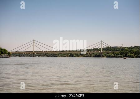 Die Freiheitsbrücke Serbisch: ÐœÐ¾ÑÑ ÐÐÐ¾ÐÐ¾Ð Ðµ/Most Slobode ist eine Schrägseilbrücke über die Donau im serbischen Novi Sad. Sie wurde zwischen 1976 und 1981 gebaut und 1981, am Jahrestag der Befreiung Novi Sads von den deutschen Besatzern, für den Verkehr freigegeben. Von der Bevölkerung Novi Sads wird die Brücke auch als KameniÄki most bezeichnet, da sie nach Sremska Kamenica führt. Novi Sad Deutschland *** die Freiheitsbrücke Serbisch ÐœÐ¾ÑÑ ÐÐ Ð¾ÐÐ¾Ð Ðµ Most Slobode ist eine Seilbrücke über die Donau in Novi Sad, Serbien Sie wurde zwischen 1976 und 1981 gebaut und 1981 für den Verkehr freigegeben Stockfoto